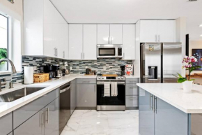 Modern Bungalow near Wilton Drive I Pool Table